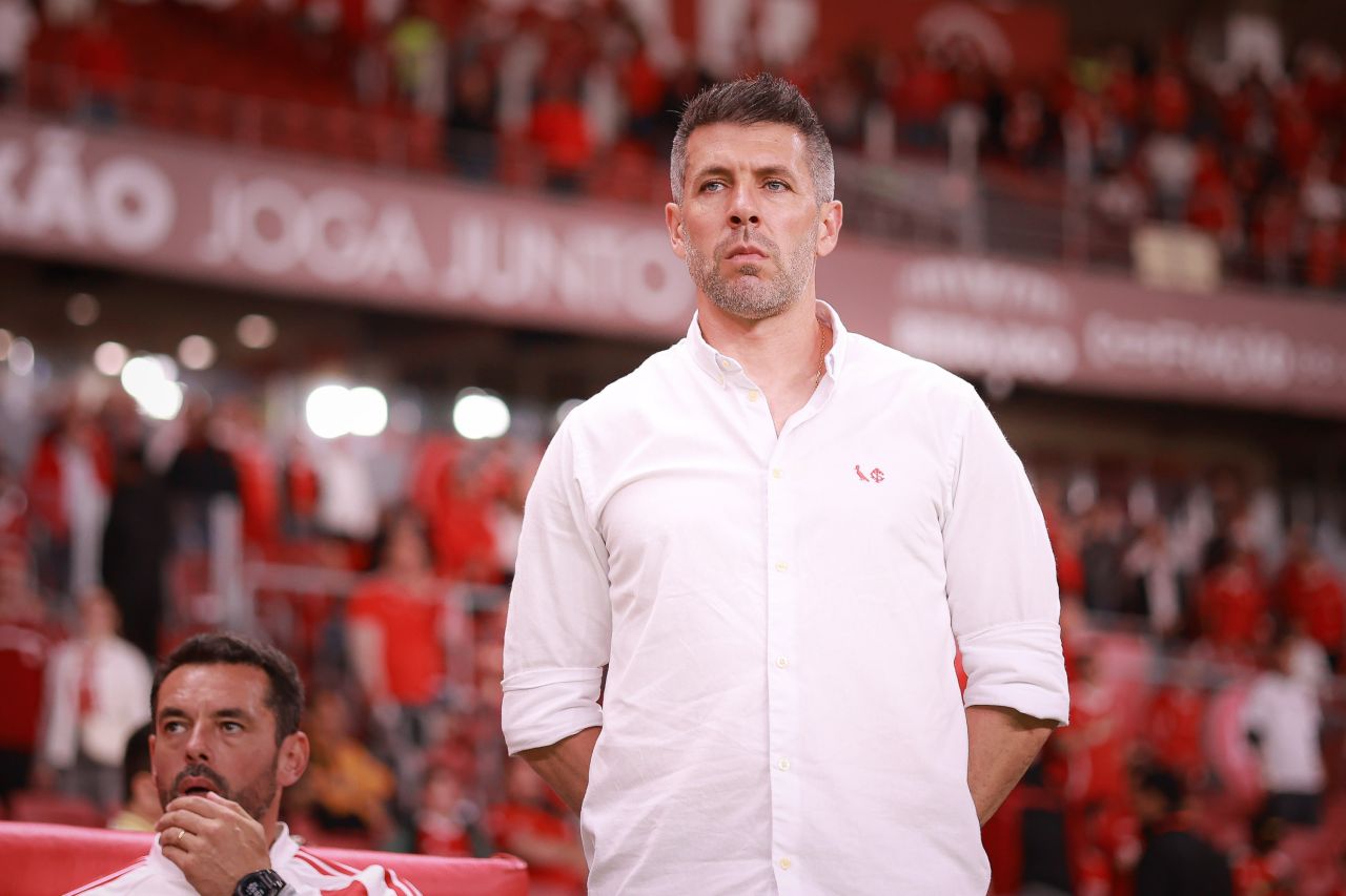 Paulo Pezzolano apreensivo no Beira-Rio