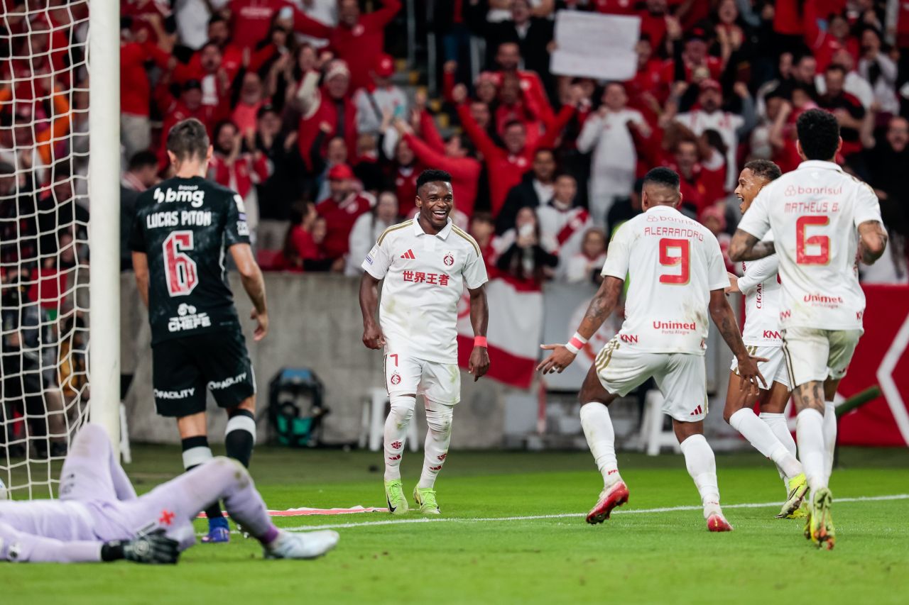 Carbonero e Alerrandro comemoram gol na partida contra o Vasco