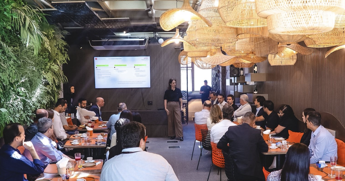 Participantes em evento do Inter sobre duplicatas escriturais no Inter Café, Belvedere
