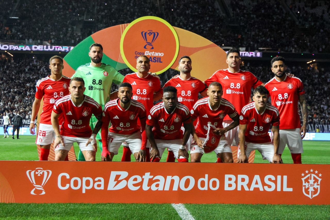 Jogadores do Internacional comemoram classificação