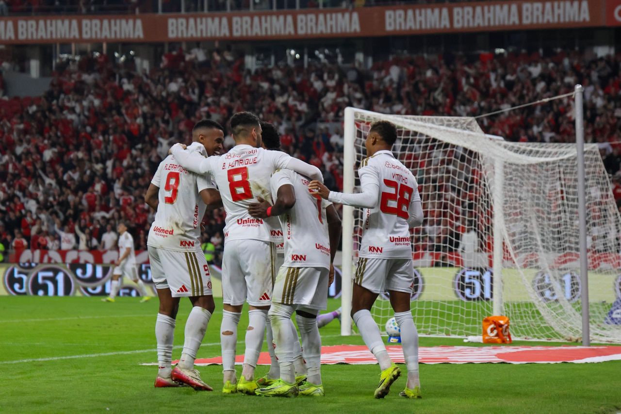 Jogadores do Internacional comemoram gol no Beira-Rio