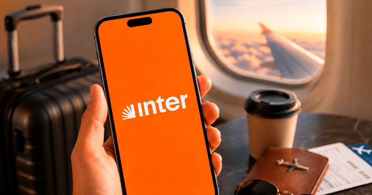 Cartões Inter ao lado de tela do Super App mostrando saldo de pontos