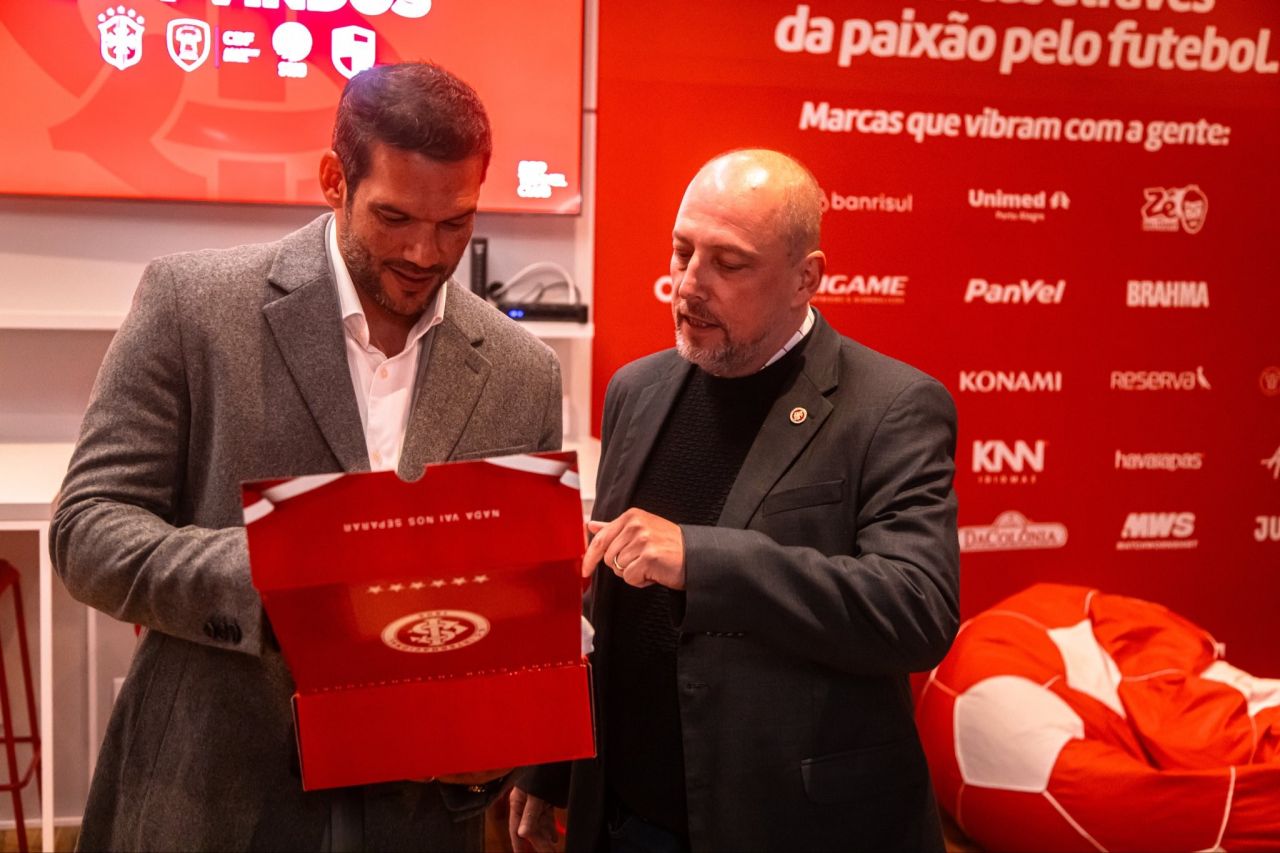 Alessandro Barcellos e Fernando Carvalho entregam documento à CBF