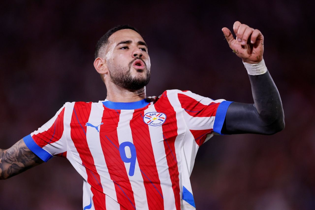Antonio Sanabria comemorando pela seleção do Paraguai