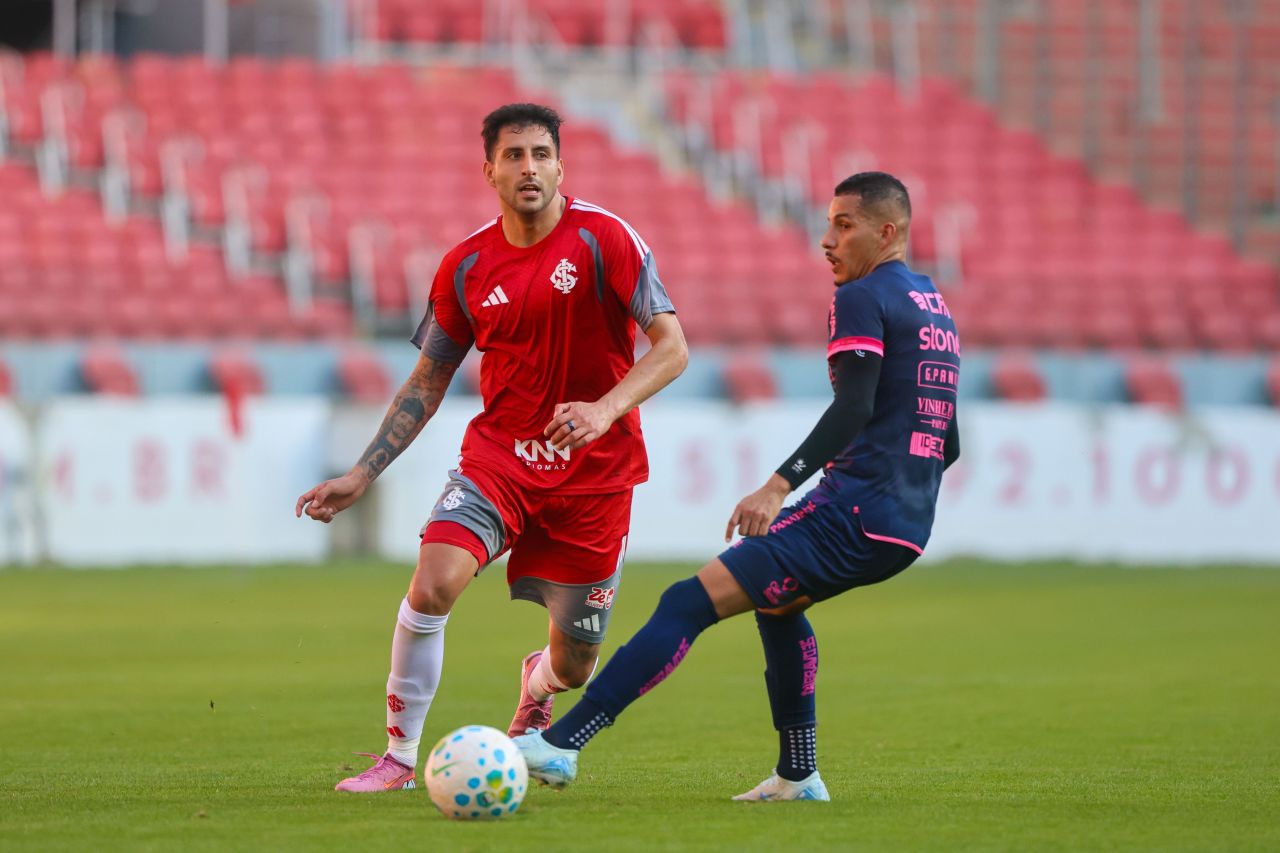 Maripán em treinamento com a camisa do Internacional