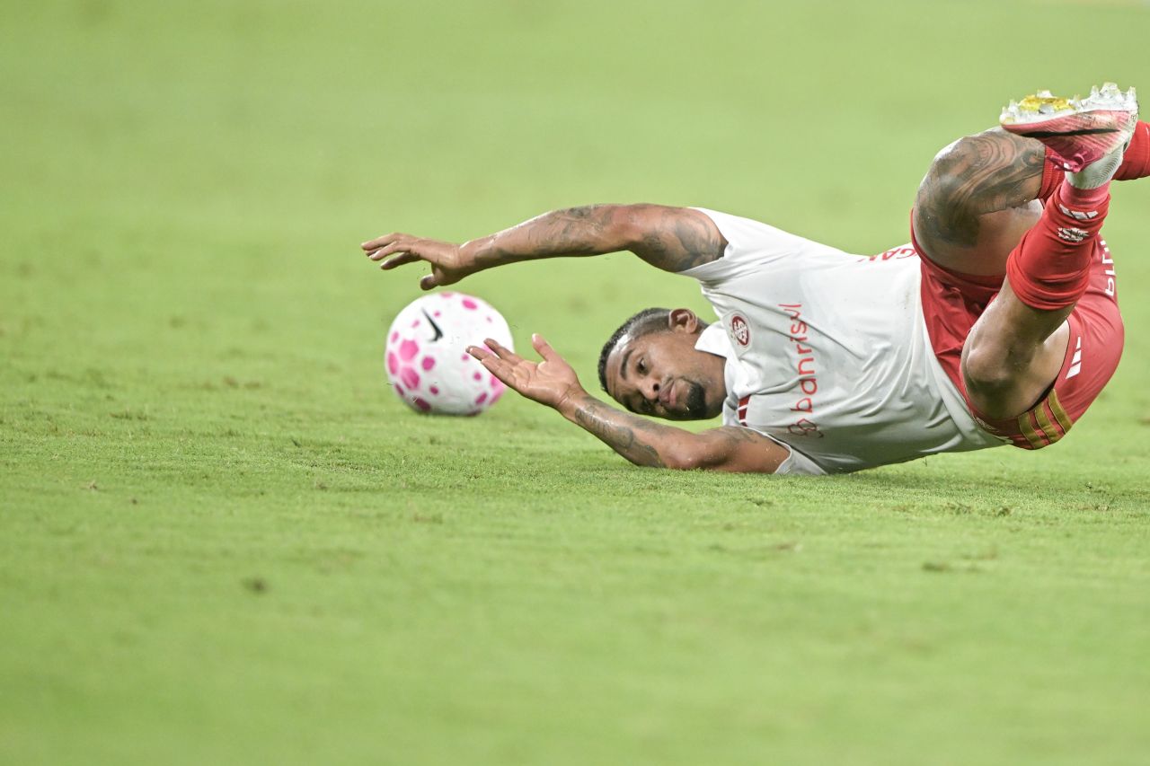 Jogadores do Internacional reclamando com árbitro no Maracanã