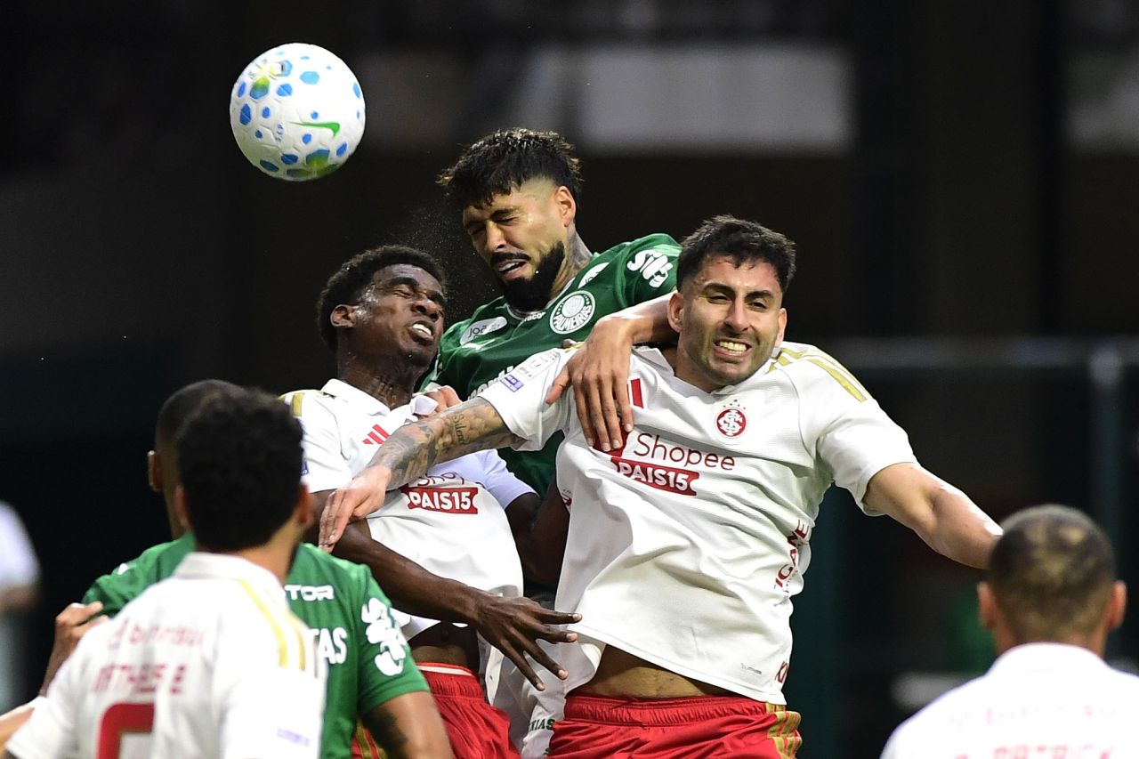 Jogadores do Internacional comemoram empate fora de casa