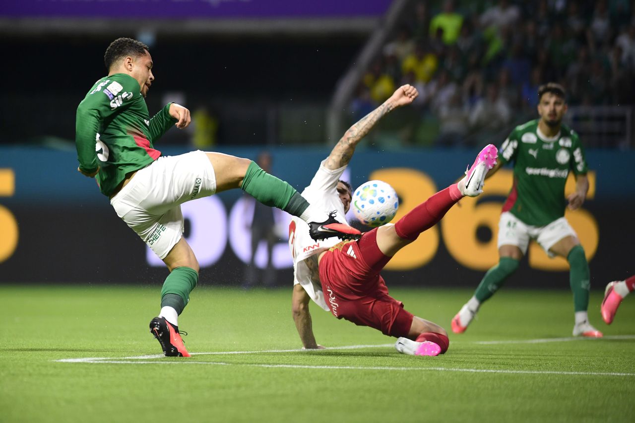 Vitor Roque e Maripán disputam a bola durante Palmeiras x Inter