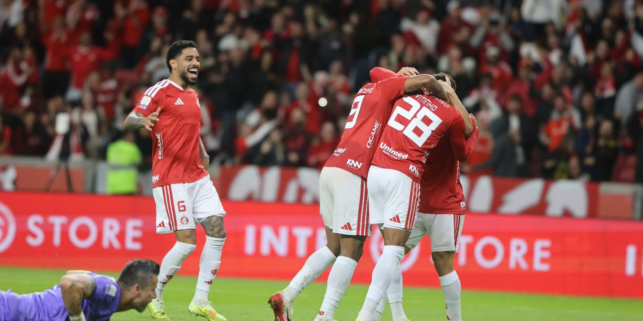 Jogadores do Internacional comemoram gol no Beira-Rio