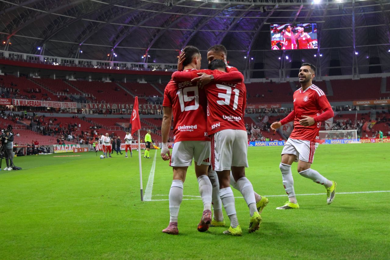 Jogadores do Internacional comemoram gol de Borré