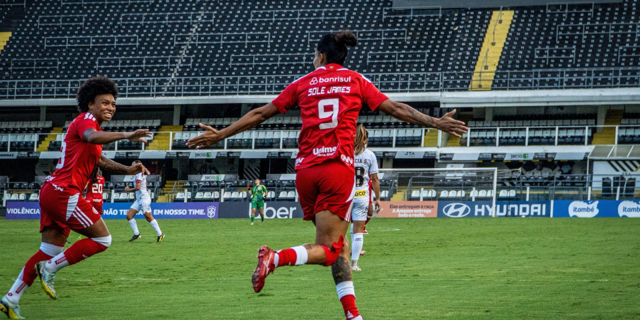 Soles Jaimes comemorando gol pelo Internacional