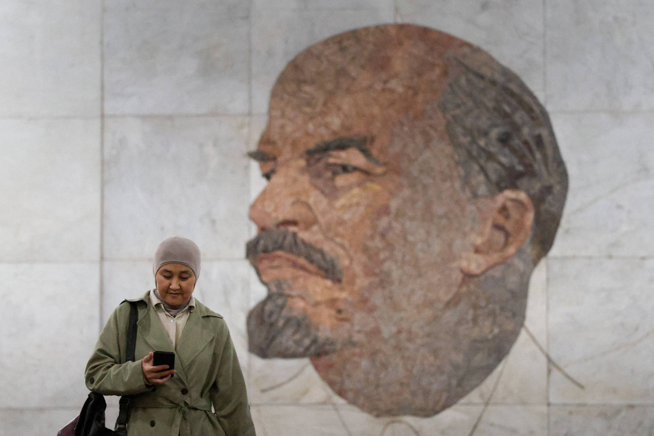 Usuário segurando celular com ícones de aplicativos e símbolo de cadeado