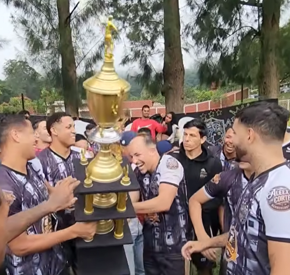 Jogadores do Invasão comemorando o título da Copa Mantiqueira em Mairiporã com a taça