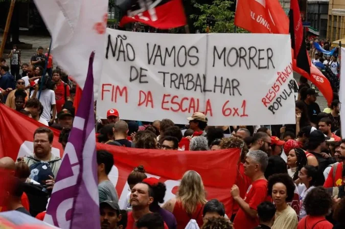 trabalhadores em comércio atendendo clientes