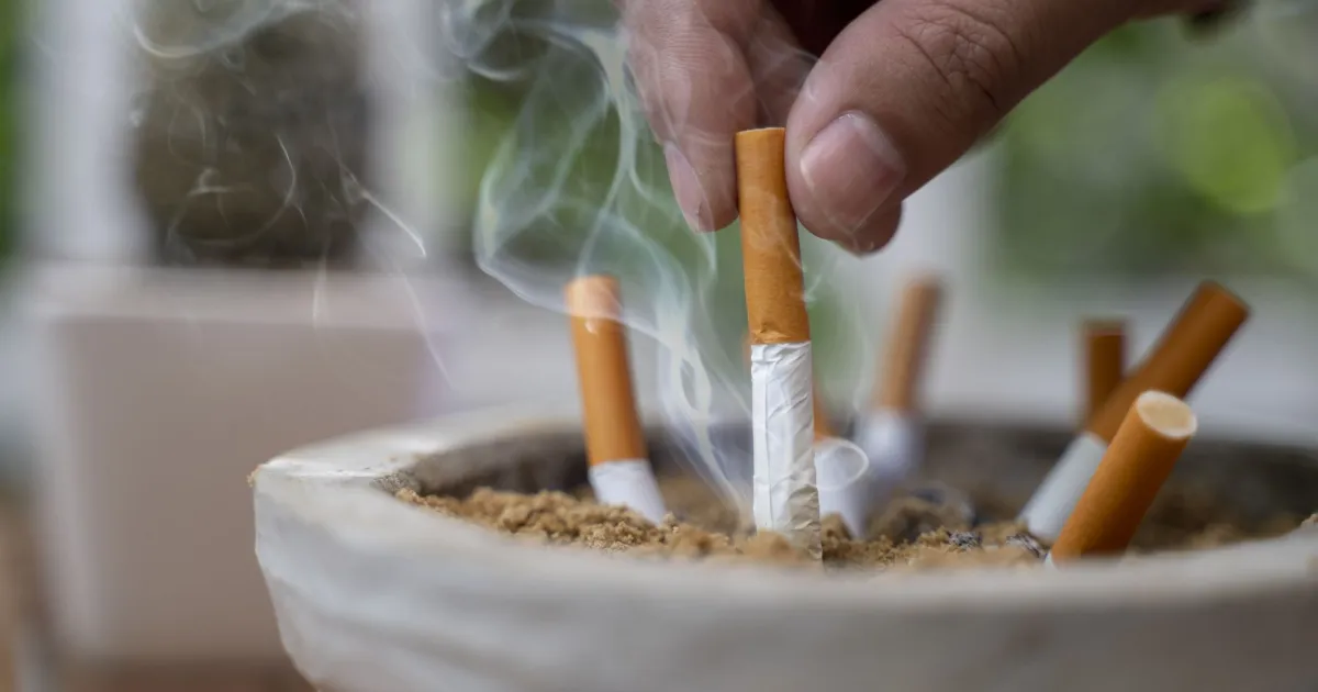 Maços de cigarro sobre mesa