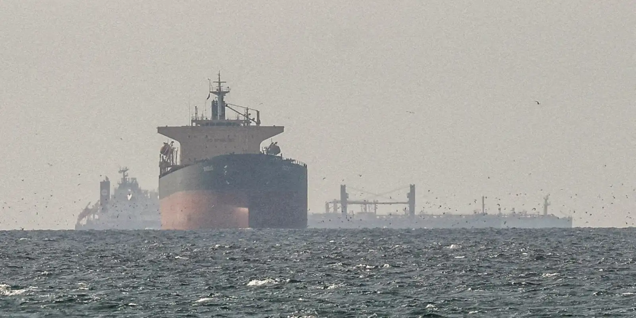 Navios mercantes no Estreito de Ormuz