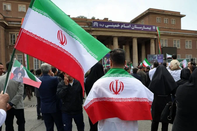 Prédios danificados em Haifa após ataque