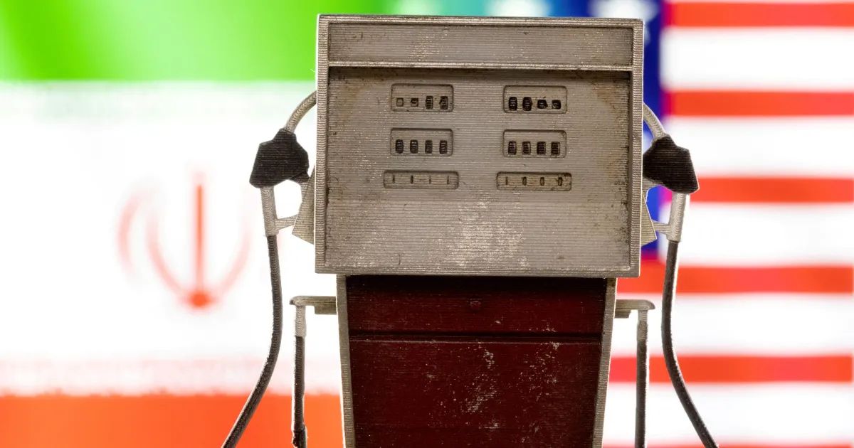 Posto de gasolina no Irã com medidores e placa de preços