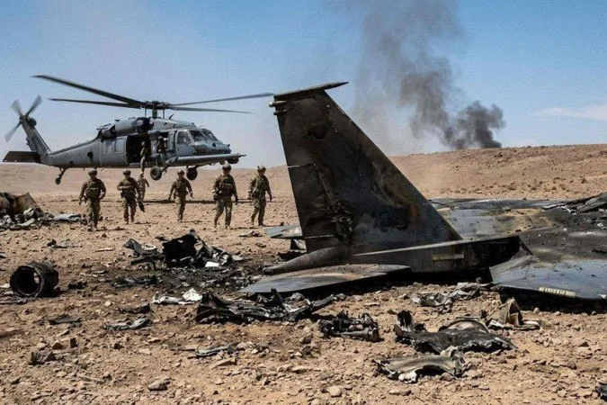 Destroços carbonizados no deserto após operação no sudoeste do Irã