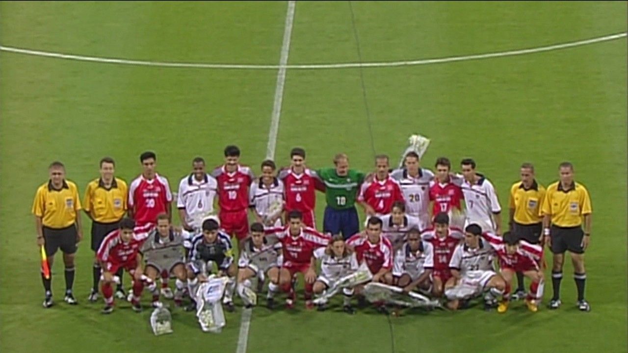 Jogadores de Irã e Estados Unidos posam juntos antes do jogo de 1998