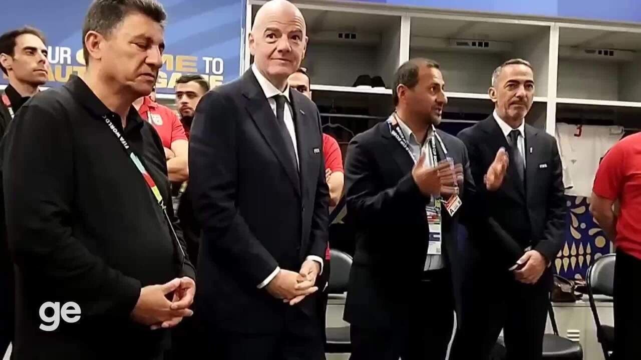 Gianni Infantino no vestiário com a seleção do Irã
