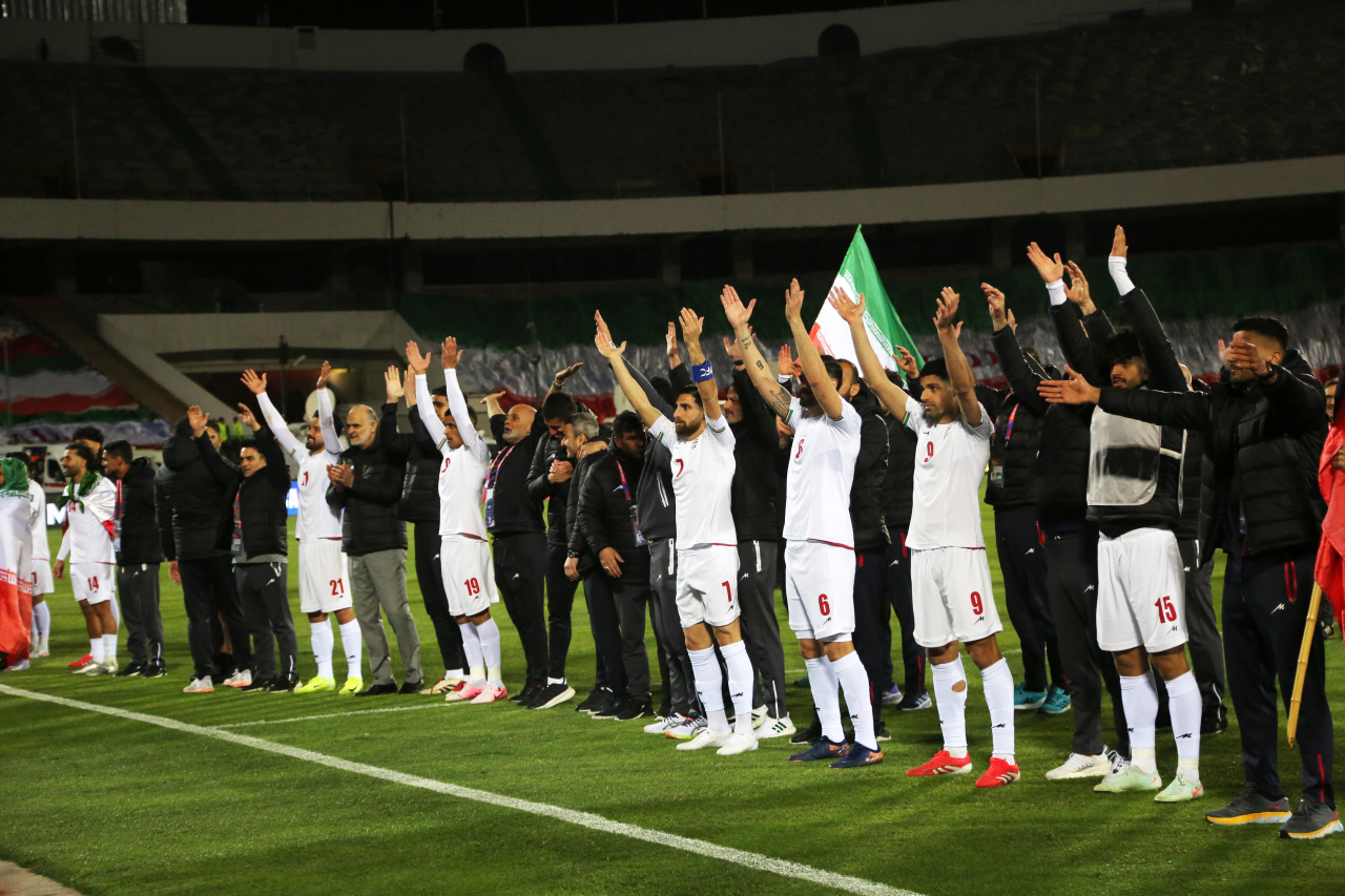 Jogadores da seleção do Irã comemoram a classificação para a Copa