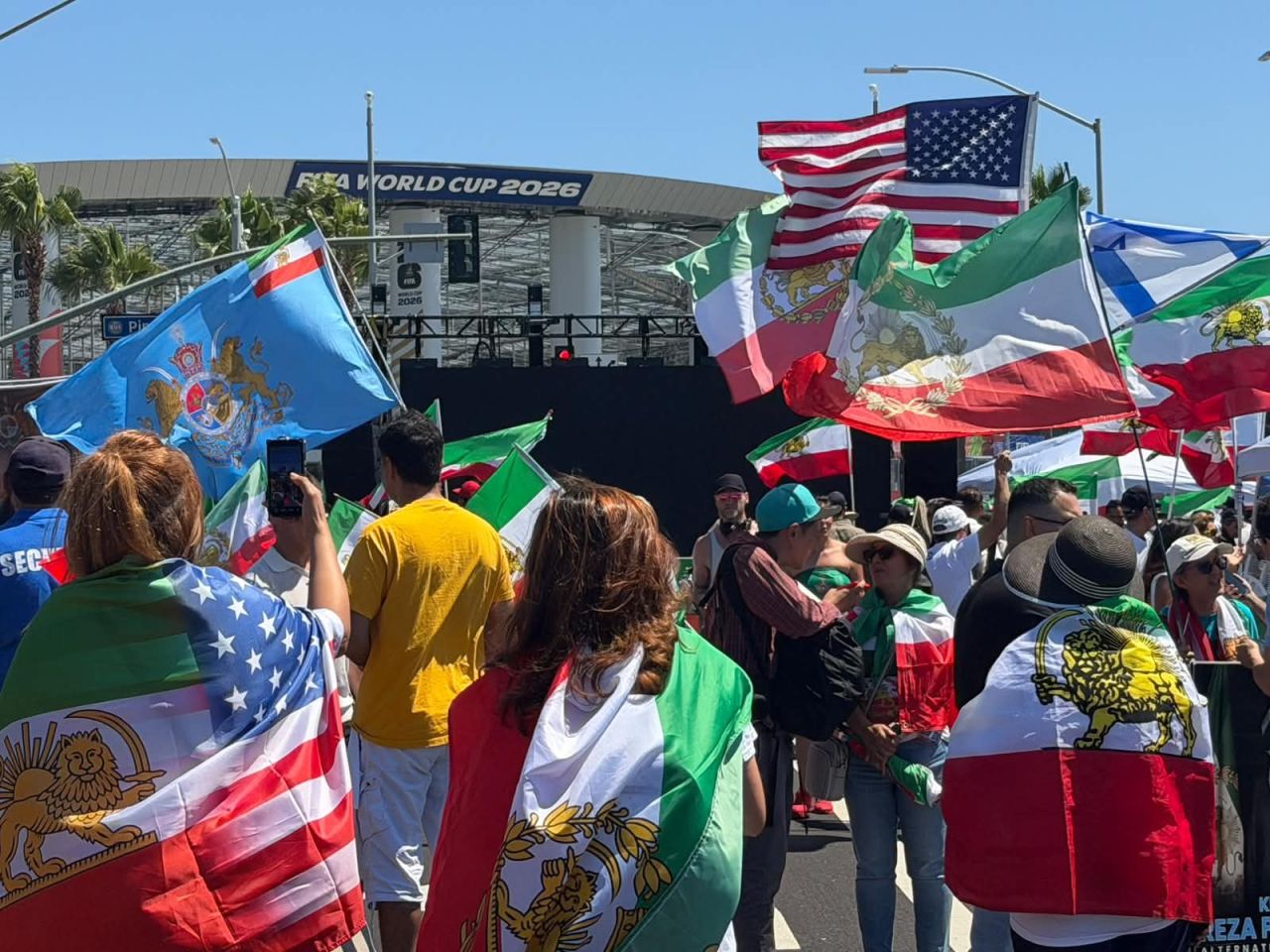Manifestantes iranianos com a bandeira do leão e do sol em Los Angeles