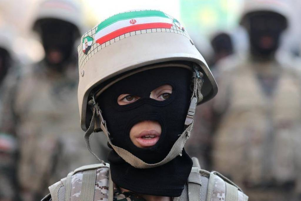 Pôster estatal de recrutamento com jovem ao lado de militar