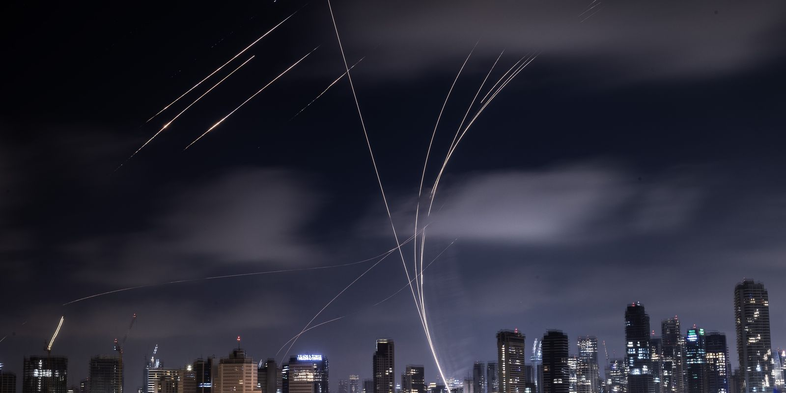 Fumaça sobre área residencial em Teerã após ataque aéreo