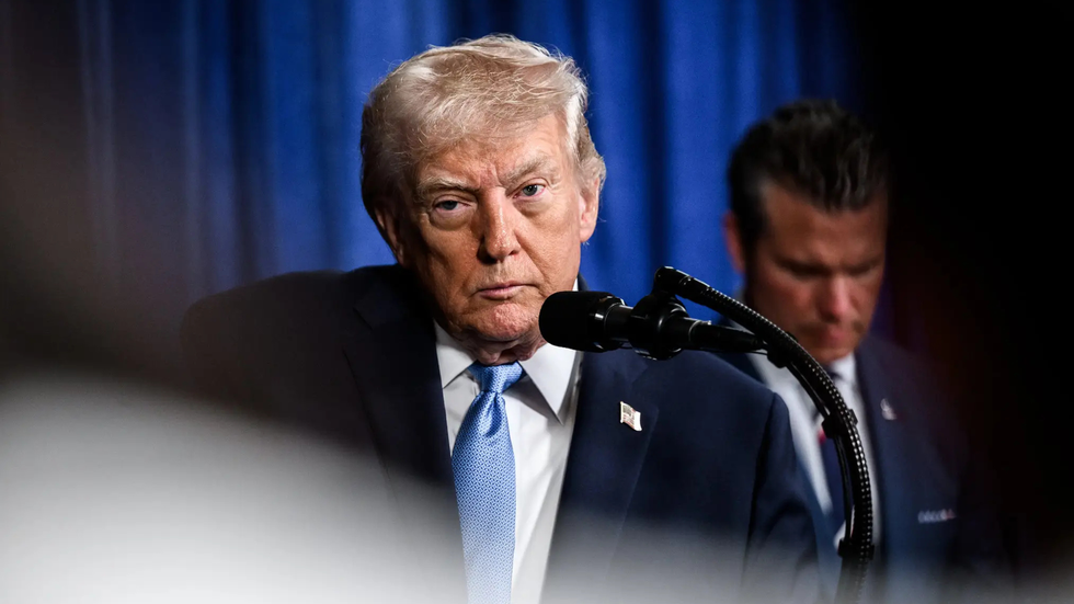 Representantes diplomáticos conversando em mesa de negociações