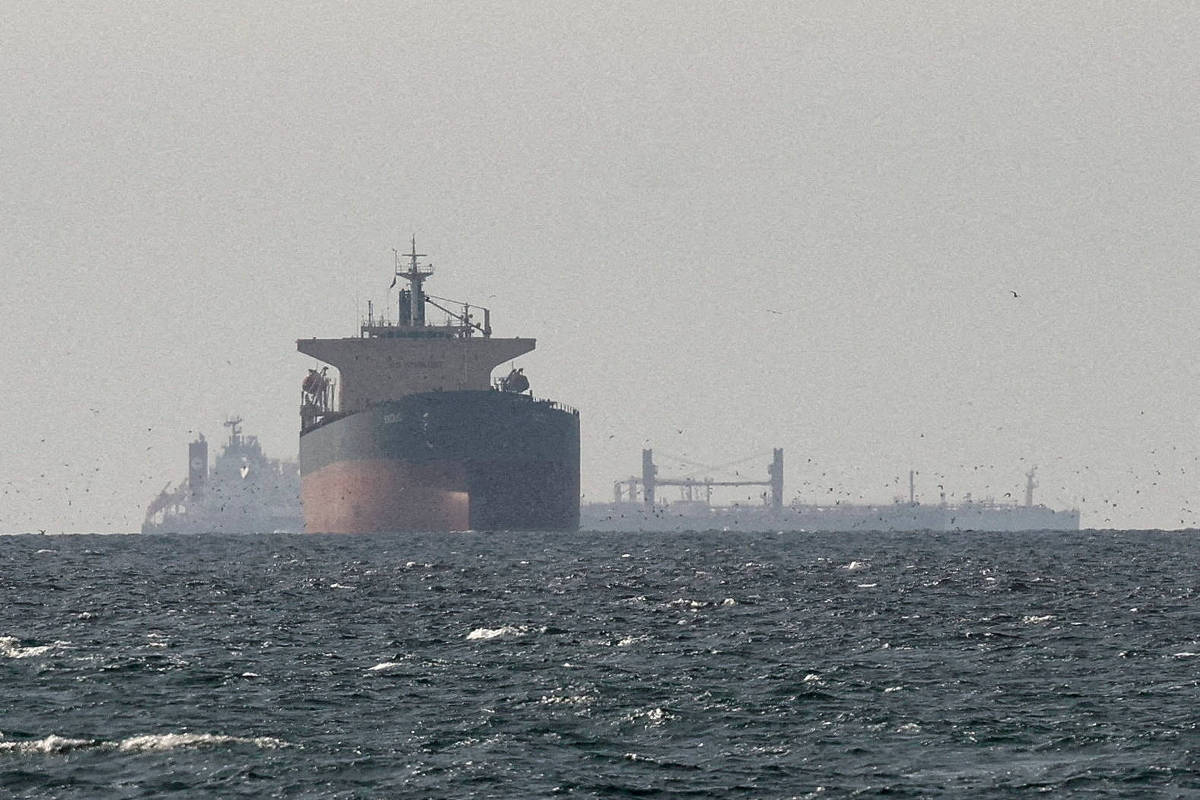 Navio-tanque no estreito de Hormuz sob céu nublado
