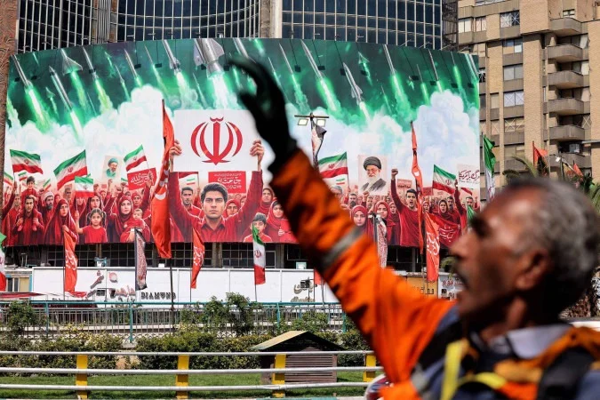 Helicóptero militar em operação de resgate