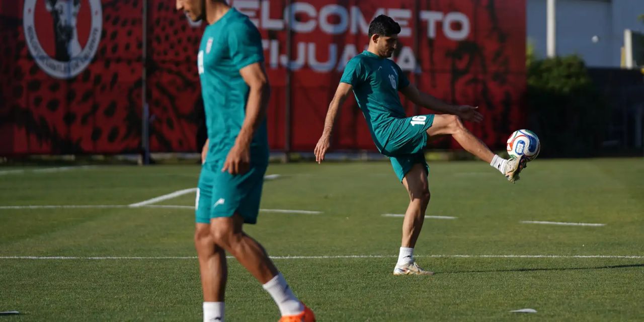 Mehdi Torabi no banco durante partida pela seleção do Irã