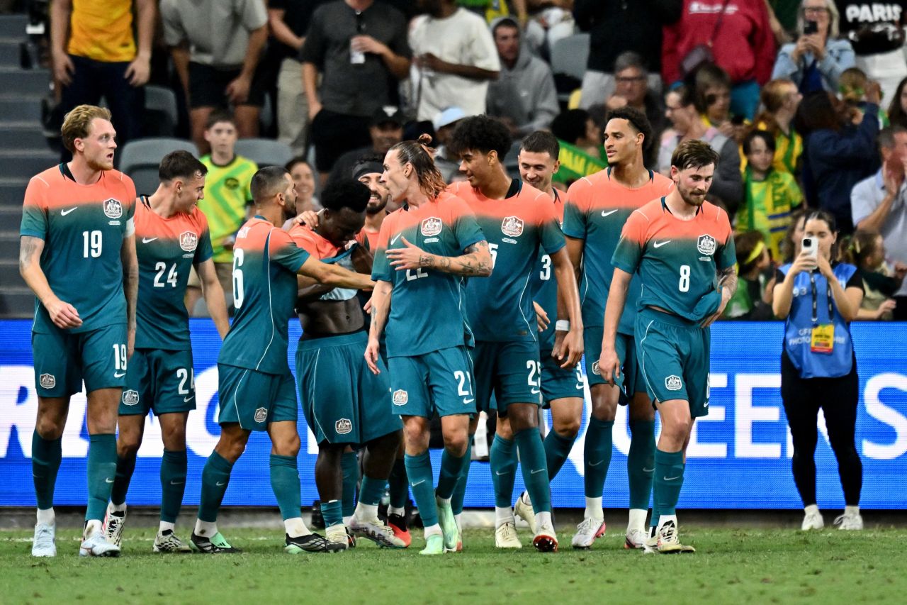 Irankunda cobrando falta pela Austrália
