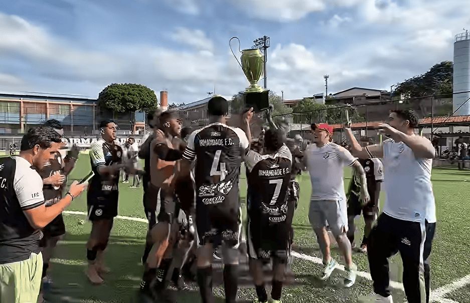 Jogadores do Irmandade comemorando o título da Copa das Quebradas