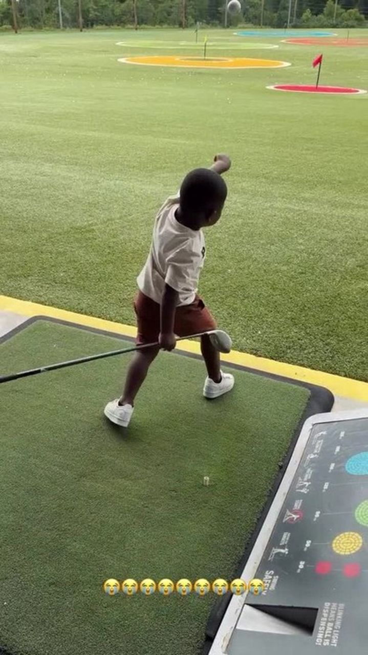 Irmão de Lamine Yamal tentando jogar golfe