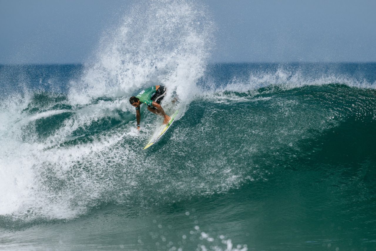 Samuel Pupo competindo na Praia de Itaúna, Saquarema
