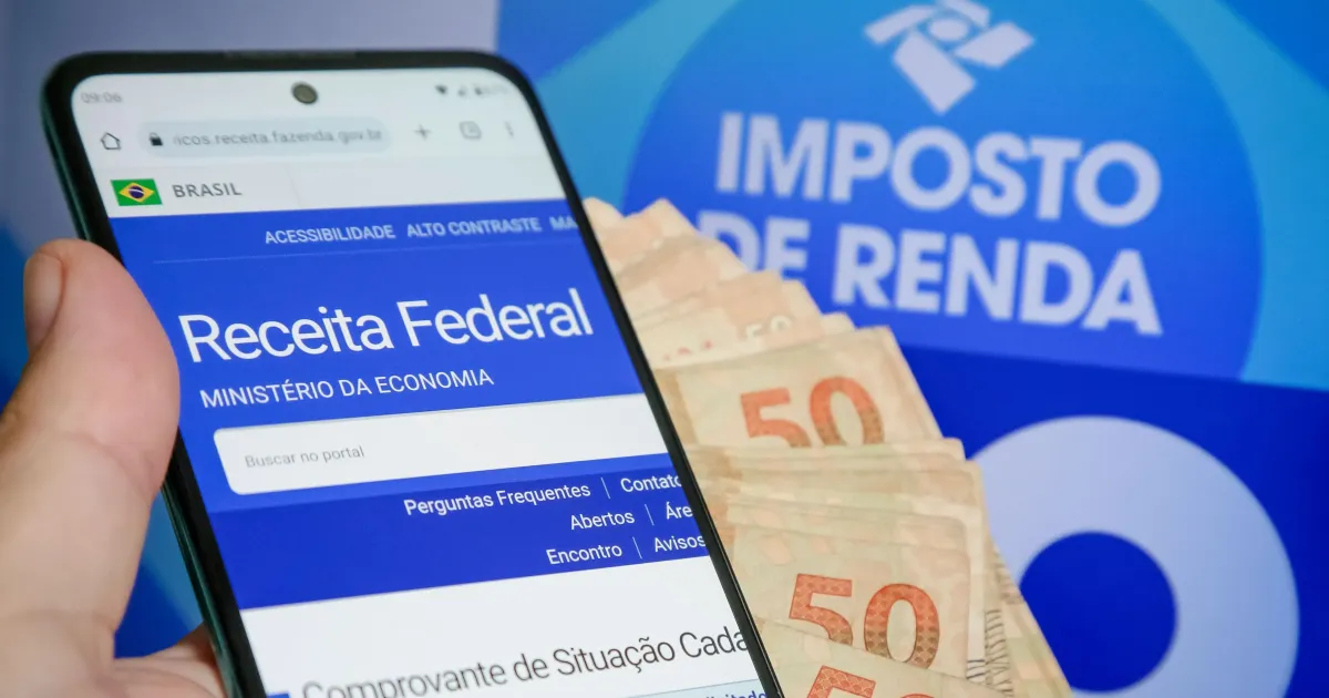 Contribuinte organizando documentos para a declaração do IRPF
