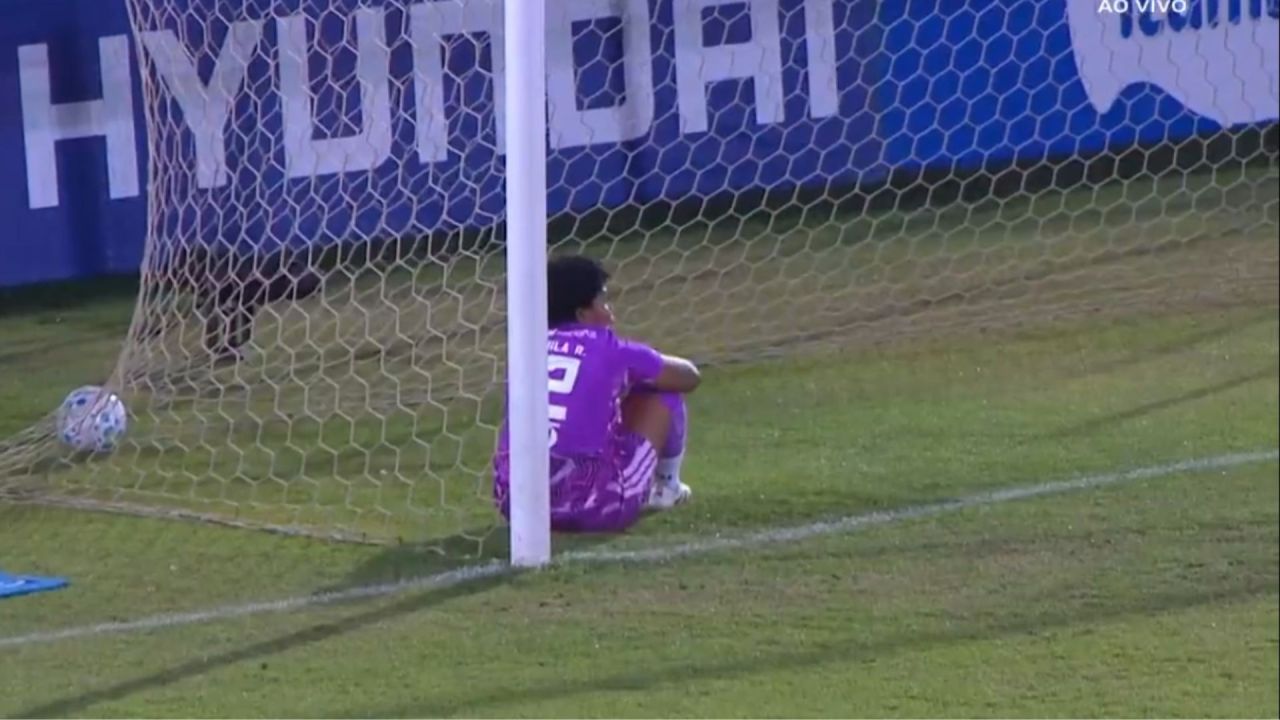 Recuo errado de Isabela Capelinha resulta em gol contra