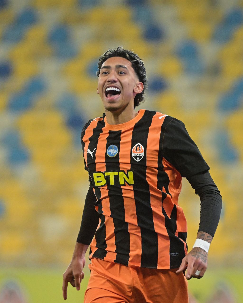 Isaque comemorando gol pelo Shakhtar