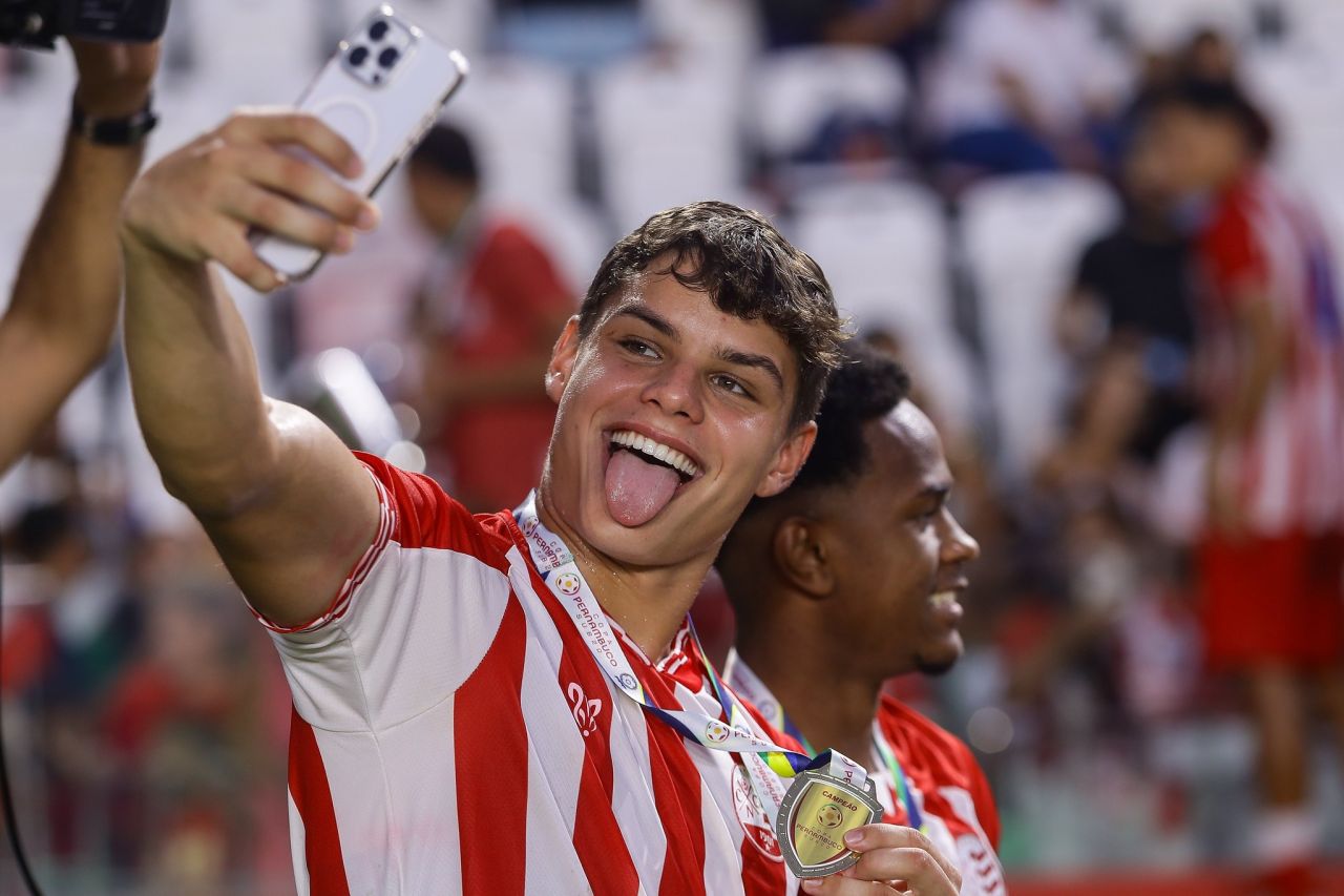 Isaque comemorando gol pelo Náutico Sub-20