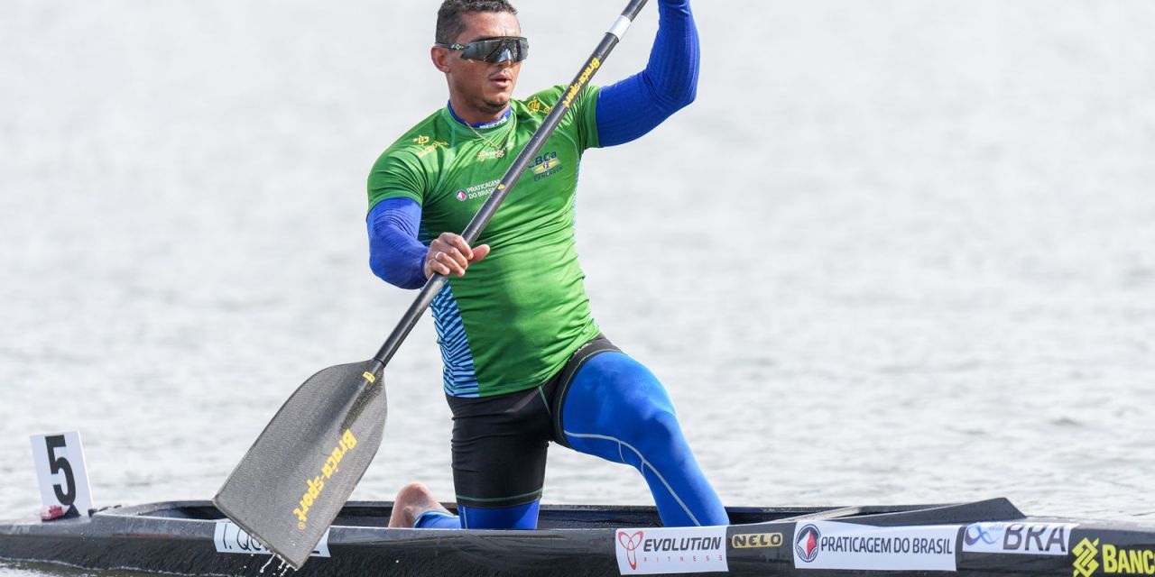 Isaquias Queiroz durante prova do C1 500m