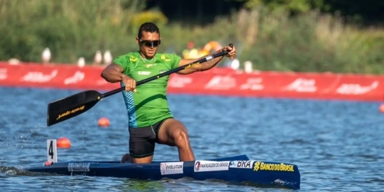 Isaquias Queiroz remando na canoa