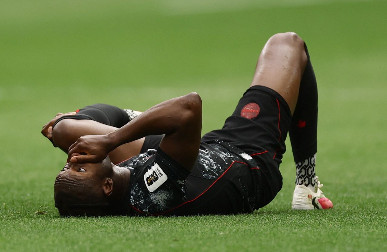 Ismaël Koné caído no gramado sendo atendido