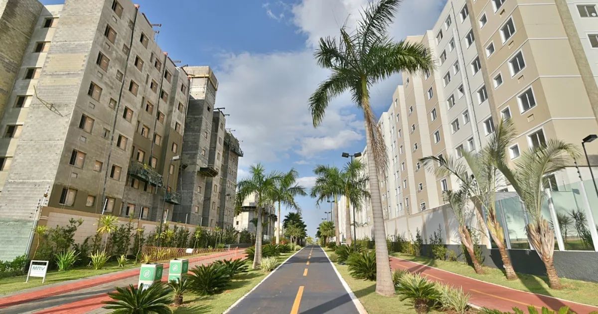fachada de prédio residencial com esquadrias e varandas