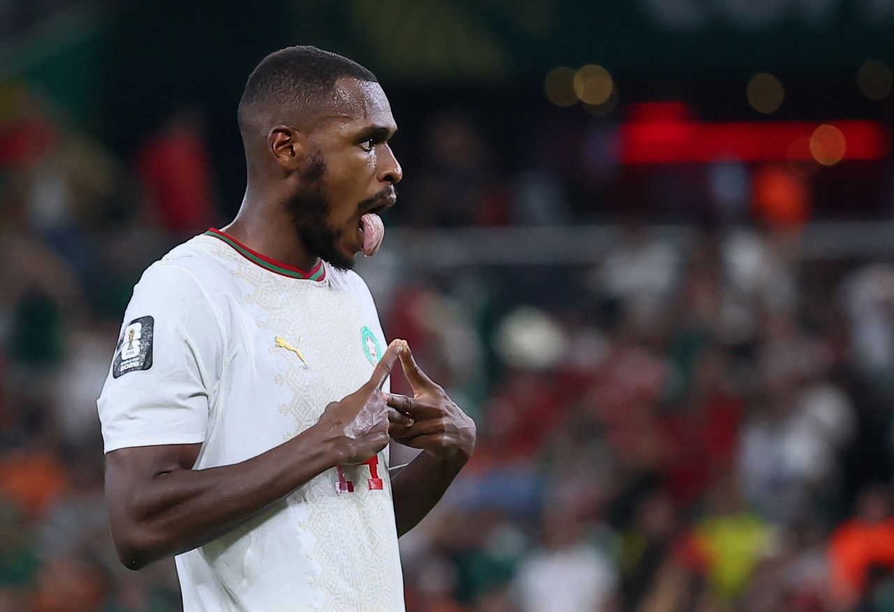 Issa Diop comemora gol que empatou jogo contra Holanda