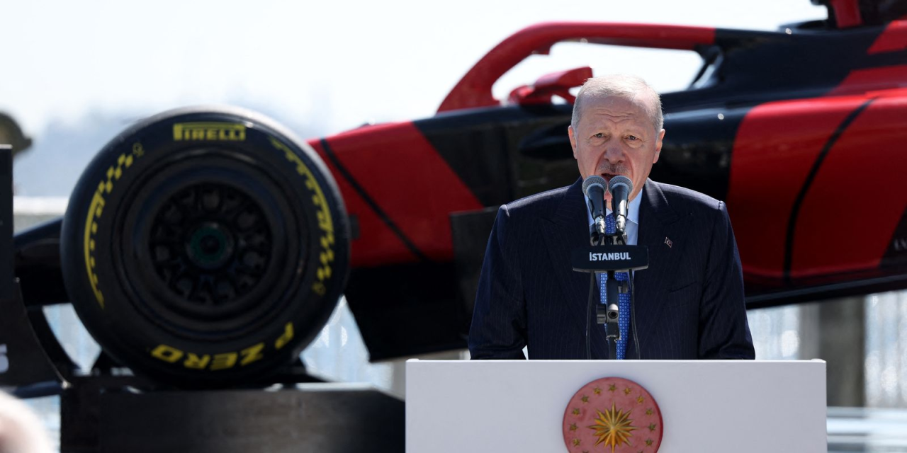 Carro de Fórmula 1 circulando em rua de Istambul
