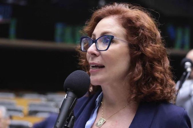 Carla Zambelli durante audiência na Itália