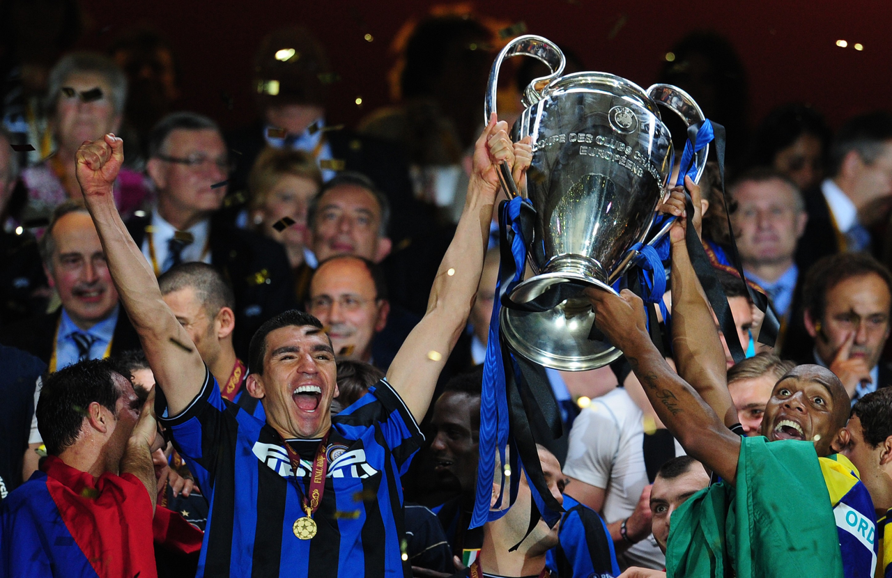 Materazzi, Lúcio e Sneijder em torneio de lendas