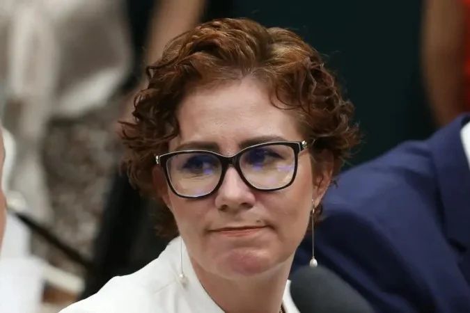 Carla Zambelli durante procedimento judicial na Itália